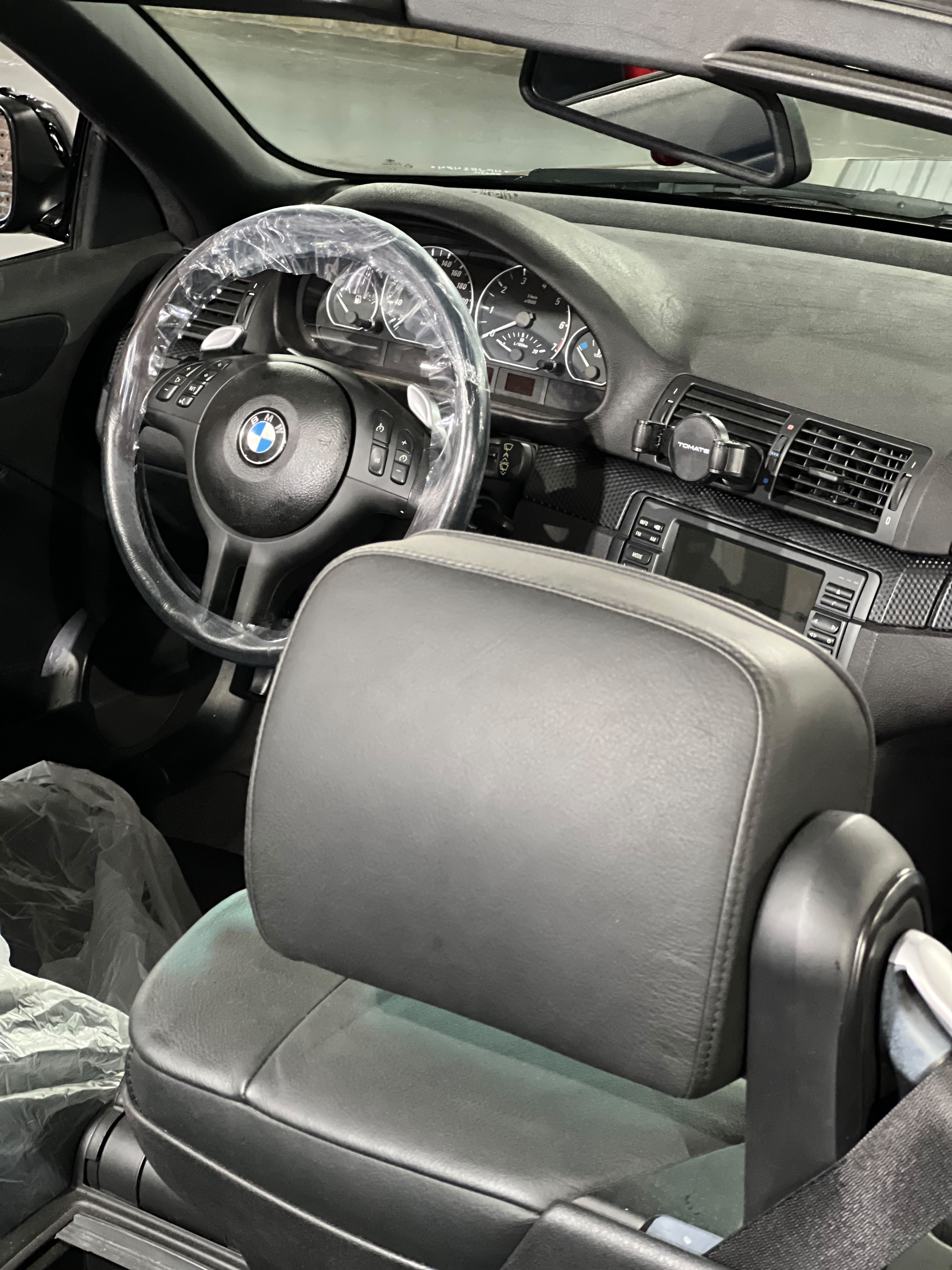 Interior de veículo em manutenção