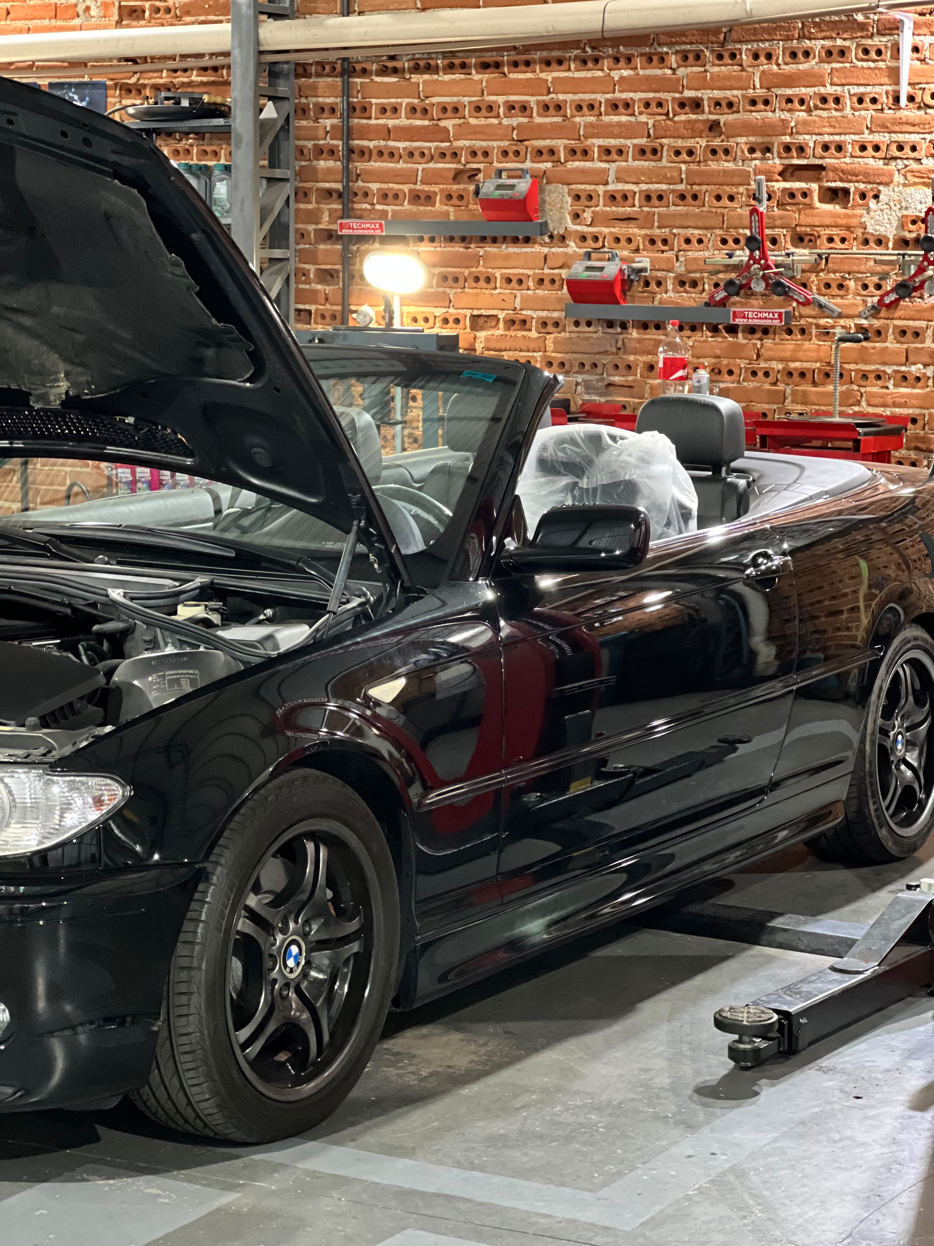 Veículo em diagnóstico e manutenção na Garage 952