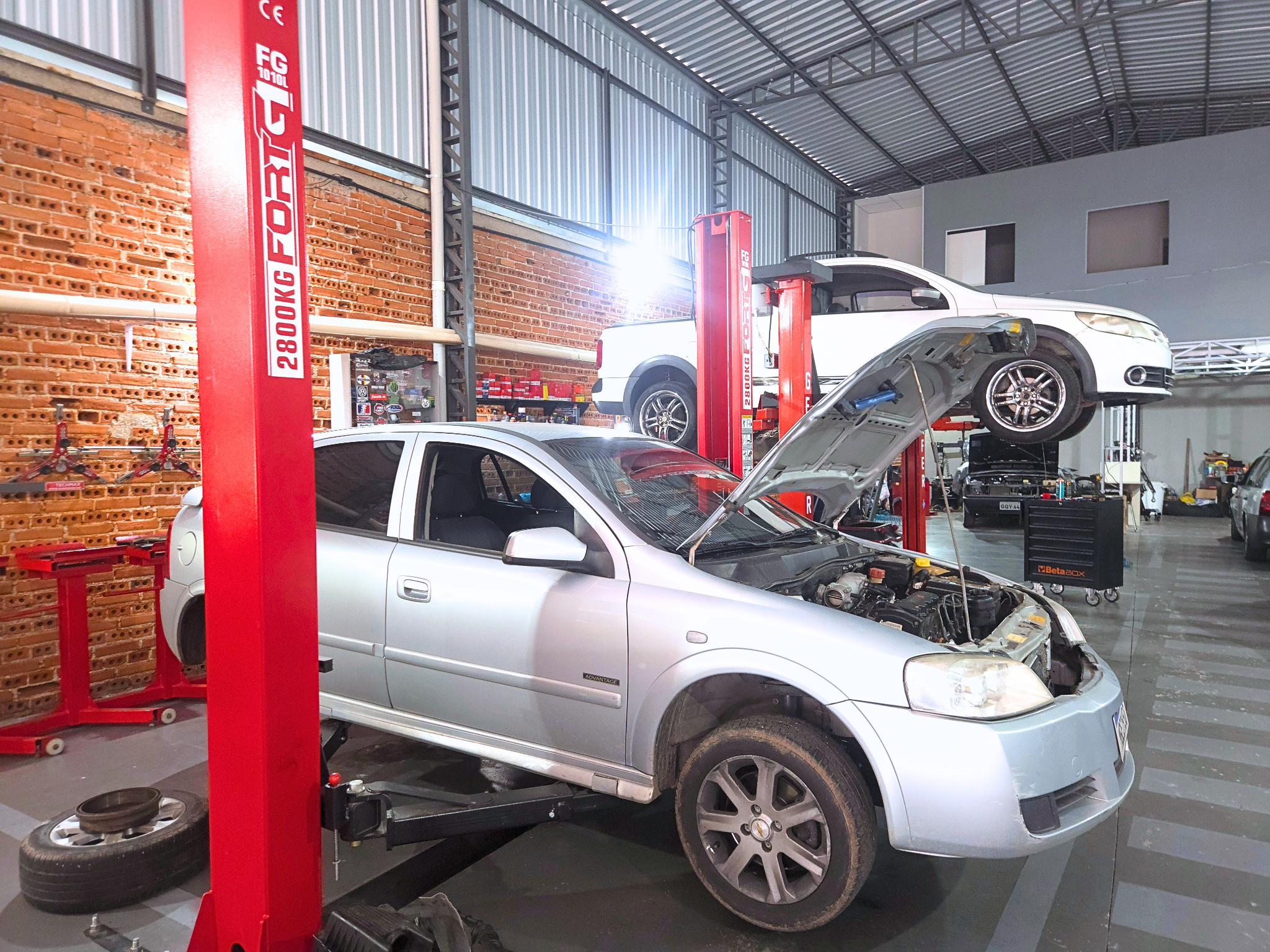 Veículos em revisão na Garage 952