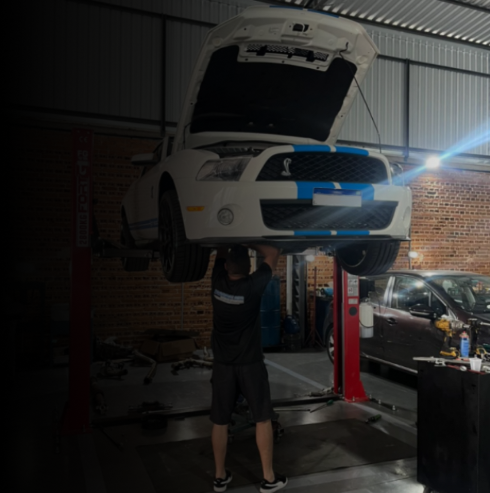 Mustang em manutenção na Garage 952